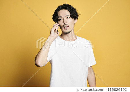 一個帶有彩色背景的男人打電話 116826192