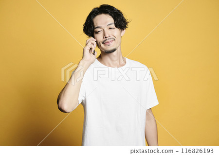 一個帶有彩色背景的男人打電話 116826193