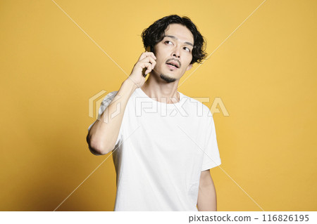 一個帶有彩色背景的男人打電話 116826195