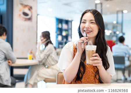 Young woman relaxing in a cafe Photo cooperation: Creadisce (Maruzen-Yushudo Co., Ltd.) 116826568