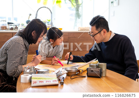 一家人一邊看著所在城市的防災地圖，一邊討論避難方法，父親主持討論。 116826675