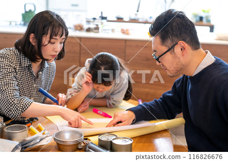 家庭一邊查看危險地圖，一邊討論災難時的疏散地點，父親擔任主持人。 116826676