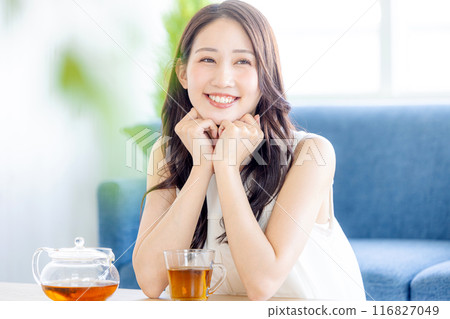 年輕的女士喝著茶 年輕的女士喝著茶 116827049