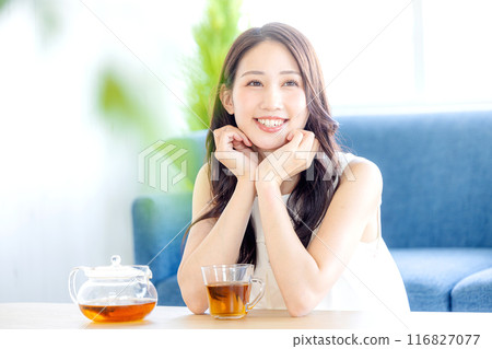 Young lady drinking tea 116827077