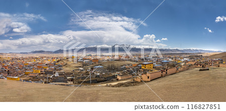 Panoramic view of Litang old town in Ganzi Tibetan autonomous region, with scenic mountains in the background 116827851