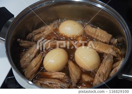 Making stewed chicken wings 116829100