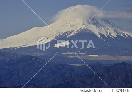 Mount Fuji in the harsh winter as seen from the Yata Ridge junction of Kumasanamine in Tanzawa 116829486
