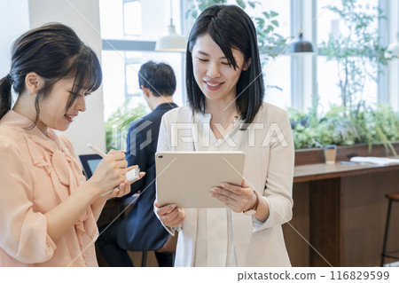 Business meeting women 116829599