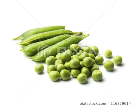 Sweet green peas on white backgrounds 116829614