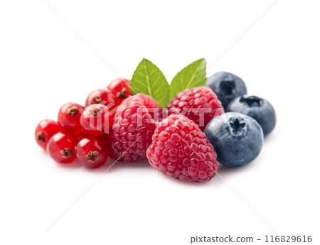 Sweet berries of red currant, blueberries and raspberries on white backgrounds 116829616
