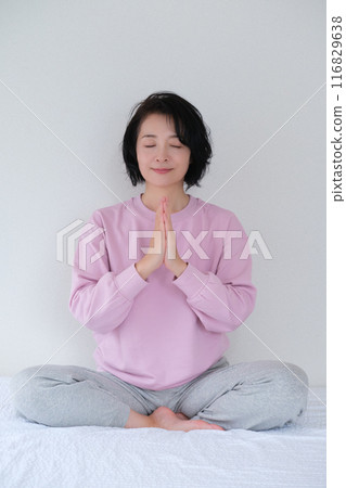 中年婦女冥想平靜心靈 116829638