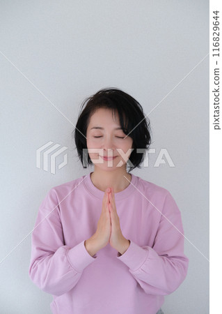 中年婦女冥想平靜心靈 116829644