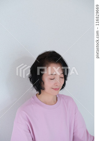 中年婦女冥想平靜心靈 116829669