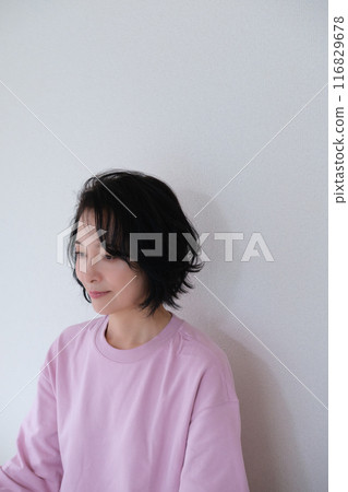 中年婦女冥想平靜心靈 中年婦女冥想平靜心靈 116829678