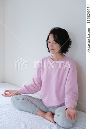 中年婦女冥想平靜心靈 116829684