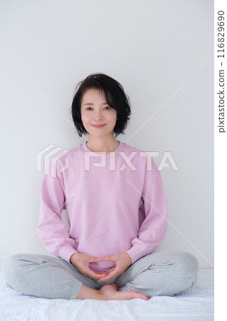 中年婦女冥想平靜心靈 116829690