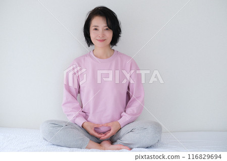 中年婦女冥想平靜心靈 116829694