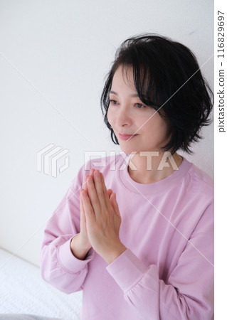 中年婦女冥想平靜心靈 中年婦女冥想平靜心靈 116829697