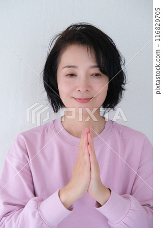 中年婦女冥想平靜心靈 中年婦女冥想平靜心靈 116829705