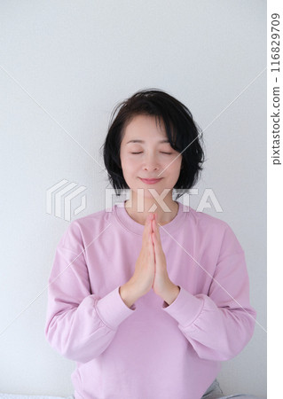 中年婦女冥想平靜心靈 116829709