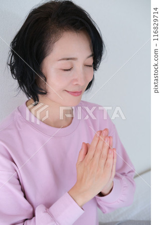 中年婦女冥想平靜心靈 中年婦女冥想平靜心靈 116829714