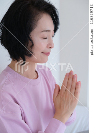 中年婦女冥想平靜心靈 中年婦女冥想平靜心靈 116829718