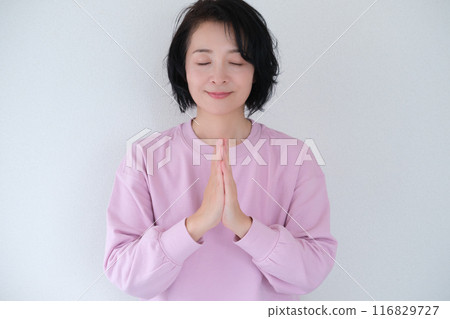 中年婦女冥想平靜心靈 中年婦女冥想平靜心靈 116829727