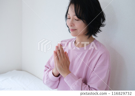 Middle-aged woman meditating to calm her mind 116829732