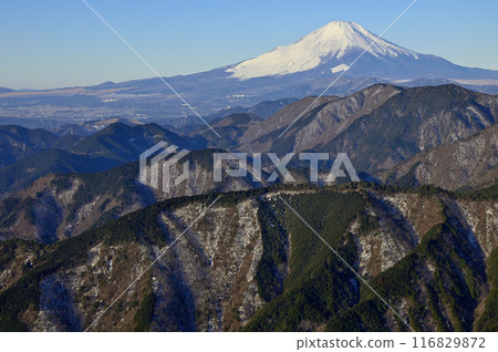 從丹澤山能登山頂眺望白雪覆蓋的富士山和丹澤山脈 116829872