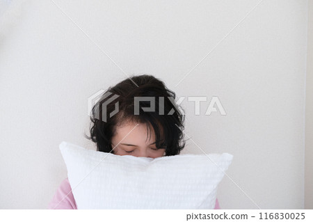 中年婦女抱著枕頭調整身心 116830025