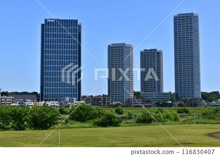 A building in Futakotamagawa on a sunny day 116830407