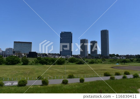 A building in Futakotamagawa on a sunny day 116830411