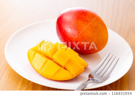 Mango cut 116831054