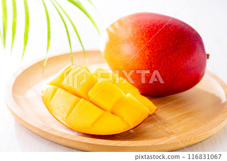 Mango cut 116831067