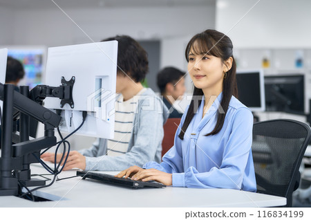 在辦公桌前工作的年輕女商人 116834199