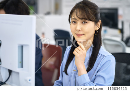 Young business woman working at a desk 116834313