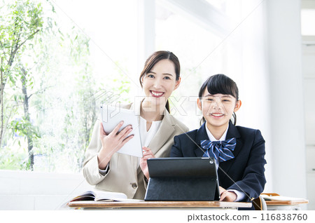 國中女生和女教師用平板電腦學習 國中女生和女教師用平板電腦學習 116838760