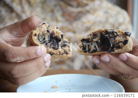 top view of hand breaking sweet cookies  116839171