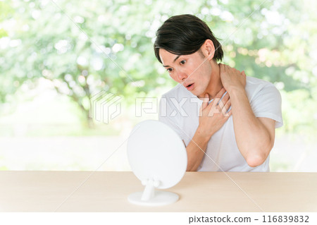 年輕的亞洲男子一邊照鏡子一邊做皮膚護理(男士美容、男士化妝品、LGBTQ) 年輕的亞洲男子一邊照鏡子一邊做皮膚護理(男士美容、男士化妝品、LGBTQ) 116839832