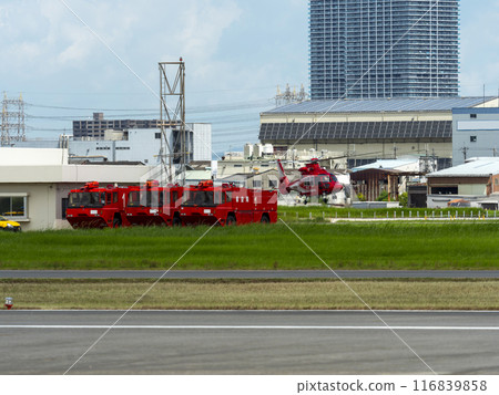 消防直升機和機場化學消防車從姚機場起飛 消防直升機和機場化學消防車從姚機場起飛 116839858