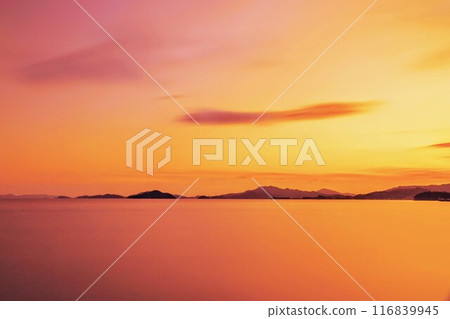 瀨戶內海和夕陽染紅的天空 116839945