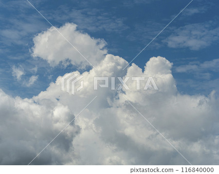 Cumulonimbus clouds that appeared in the blue sky in midsummer Cumulonimbus clouds that appeared in the blue sky in midsummer 116840000