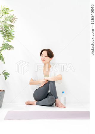Women stretching 116840046
