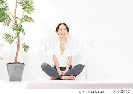 Women stretching 116840047