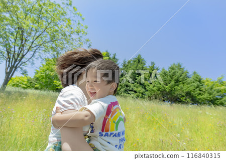 使用在新鮮的綠色公園的母親和兒子 116840315