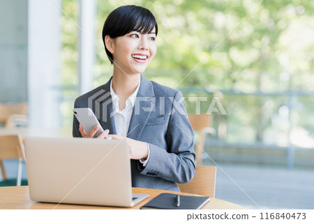 在咖啡館工作的年輕女子。 在咖啡館工作的年輕女子。 116840473