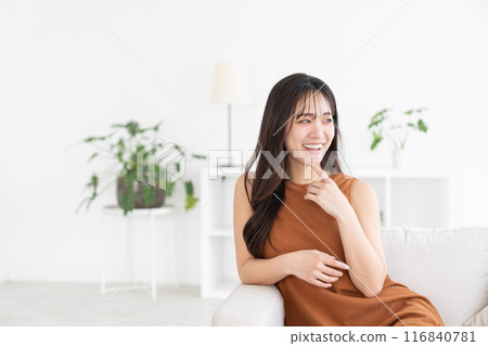 一個年輕的女人在房間裡放鬆 116840781