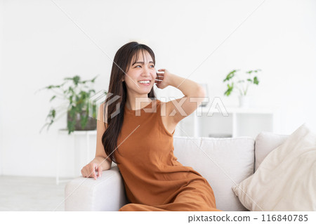一個年輕的女人在房間裡放鬆 一個年輕的女人在房間裡放鬆 116840785