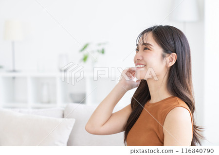 一個年輕的女人在房間裡放鬆 116840790