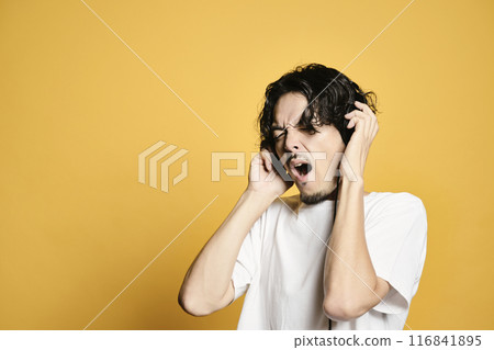 一個聽彩色背景音樂的男人 一個聽彩色背景音樂的男人 116841895